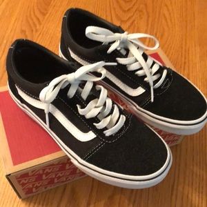 Boys Vans Size 3.5 Suede/Canvas Black& White